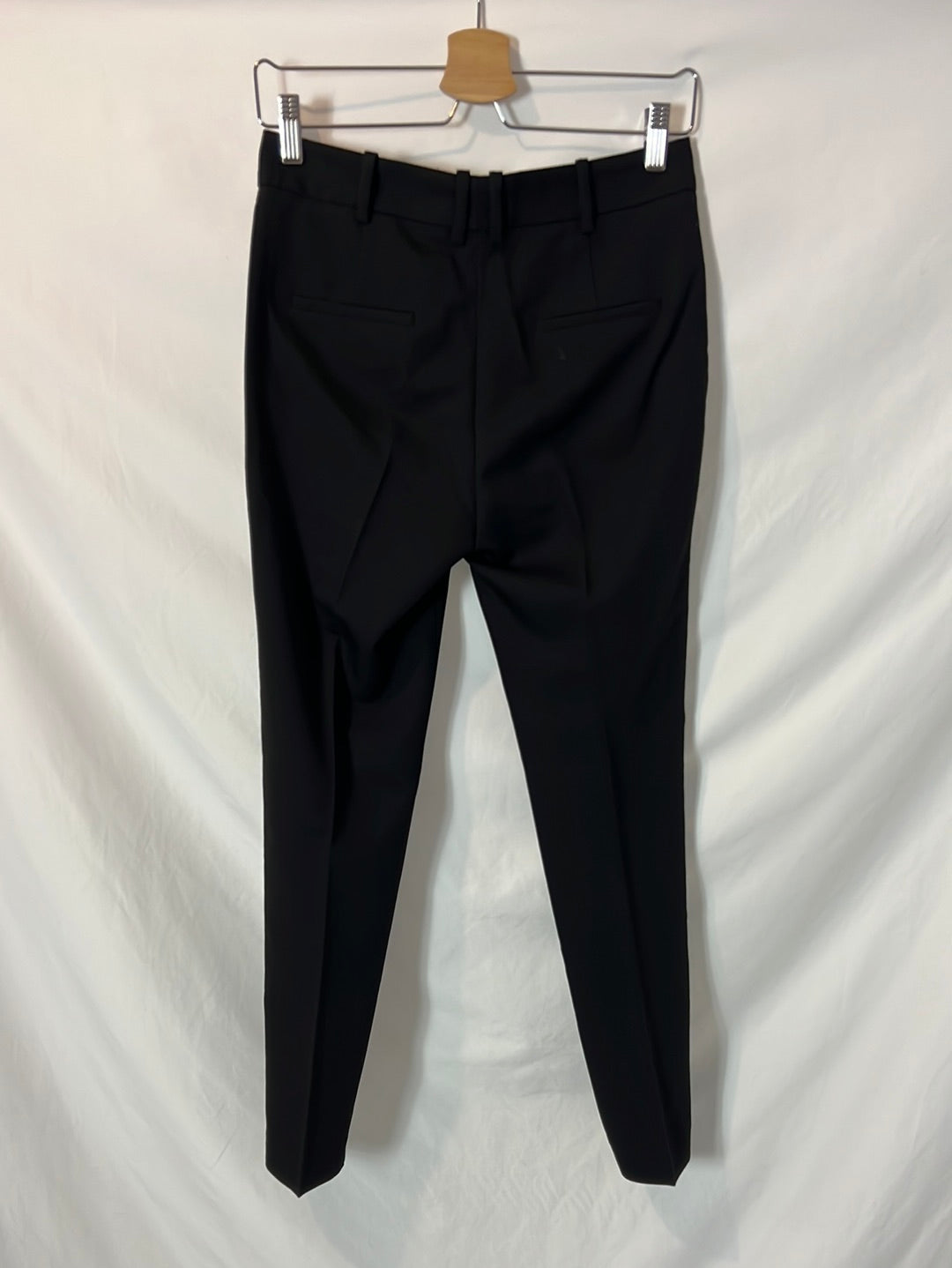 MANGO. Pantalón negro pinzas. T 34