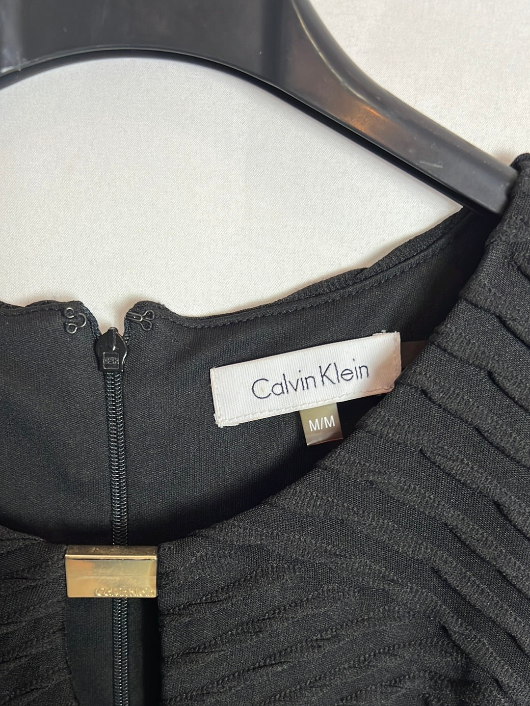 CALVIN KLEIN. Vestido negro textura . TM