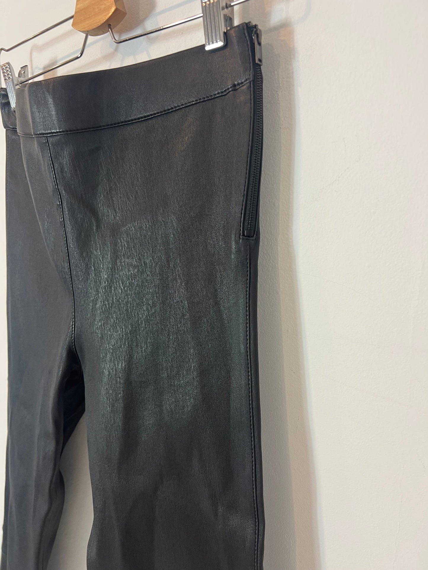 MASSIMO DUTTI. Leggins negros piel  T.m