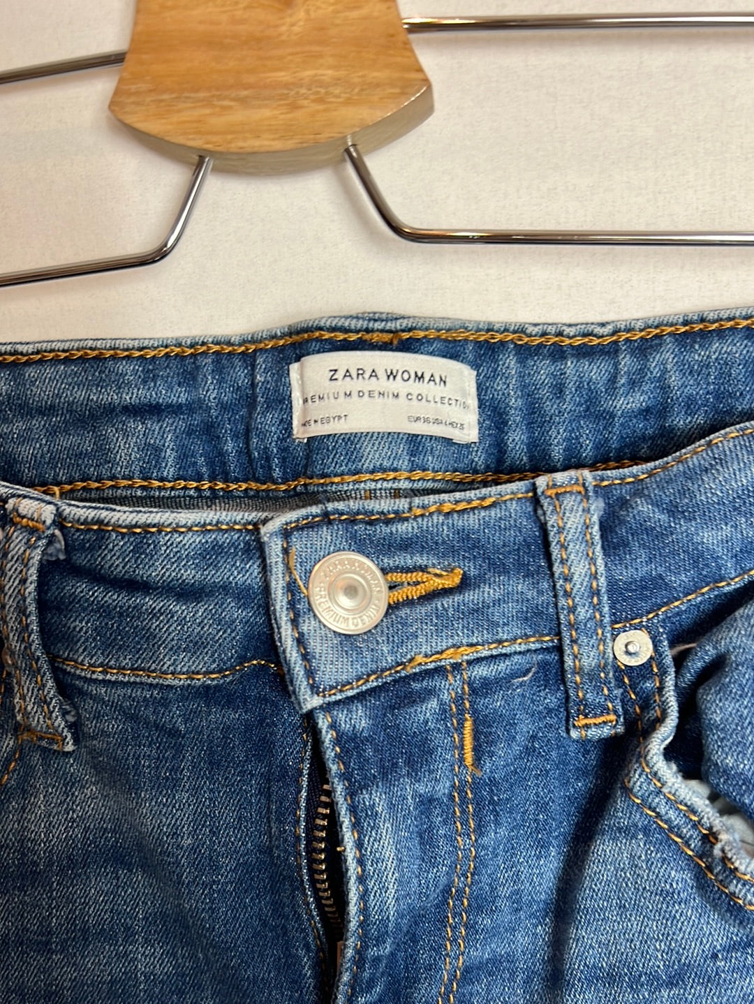 ZARA. denim pitillo efecto desgastado. T 36