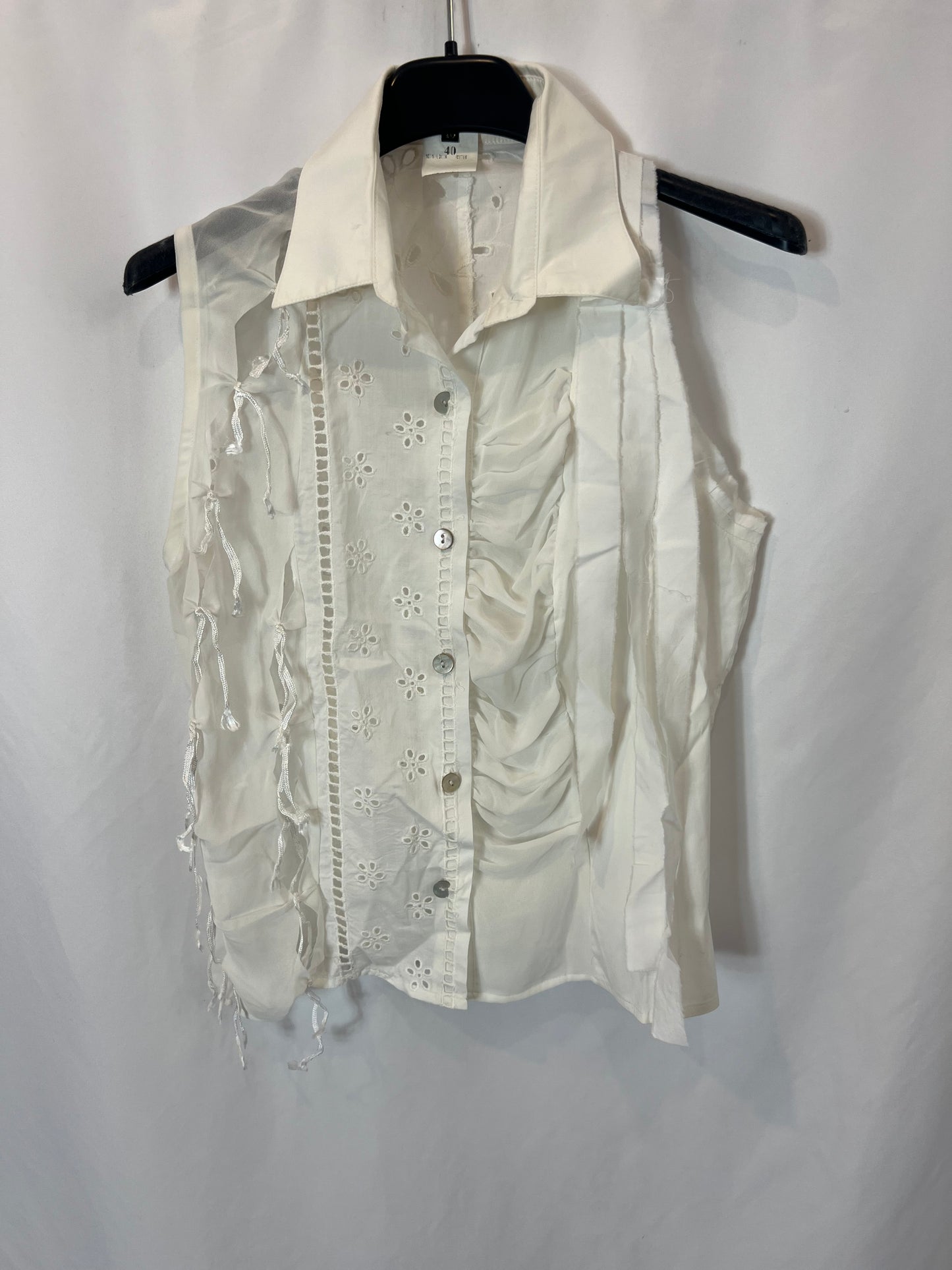 AMAYA ARZUAGA. Blusa blanca troquelada  y flecos T.40(s)