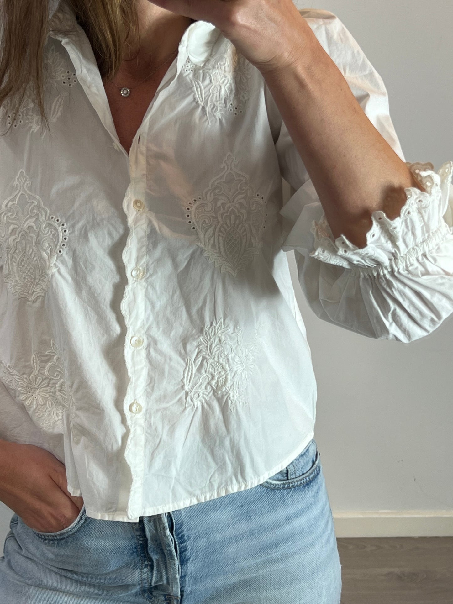 ZARA. Camisa blanca detalles bordado manga larga T.m