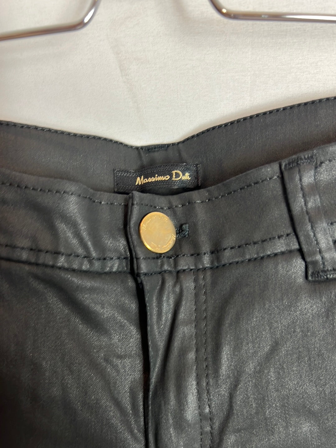 MASSIMO  DUTTI. Pantalón negro encerado elástico. T 38