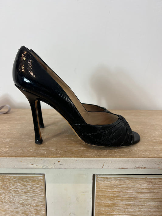 JIMMY CHOO. Tacones peeptoes negro charol. T 37,5