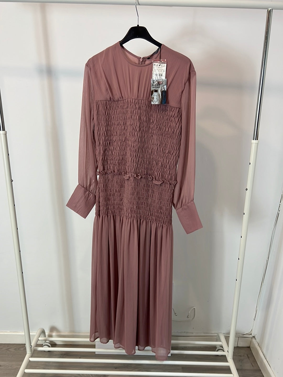 SFERA. Vestido midi malva fruncidos. T S