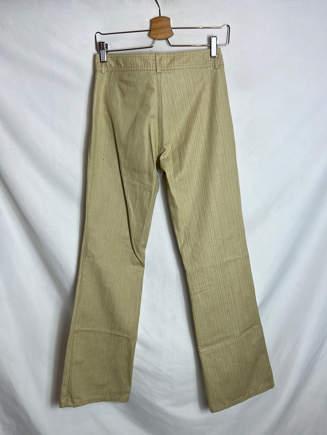 TEX. Pantalón beiges textura rayas. T 38