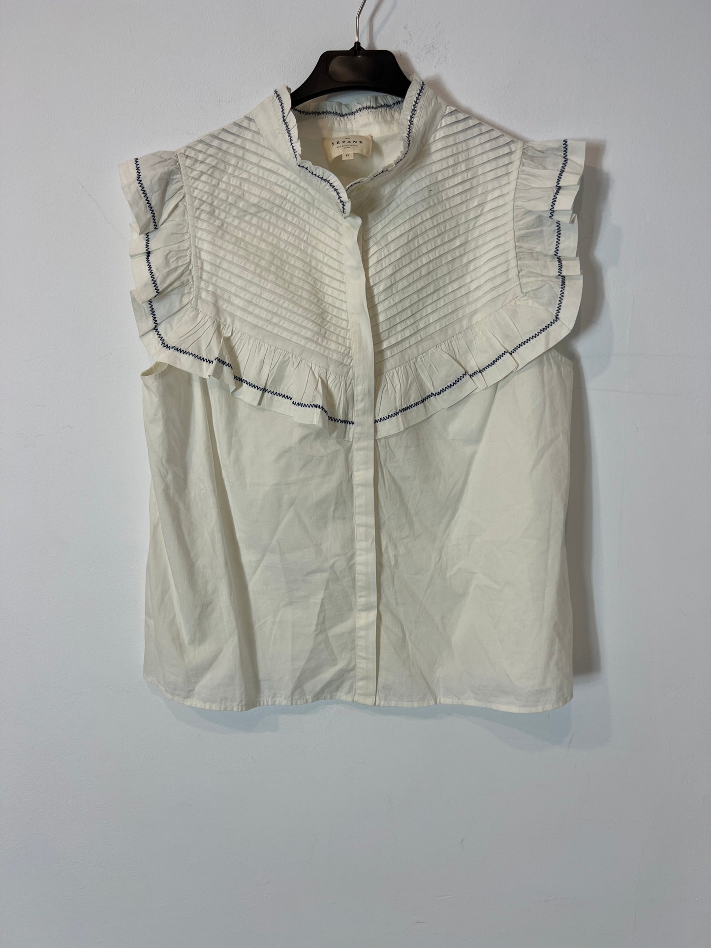 SEZANE. Blusa blanca sin mangas detalles T.42