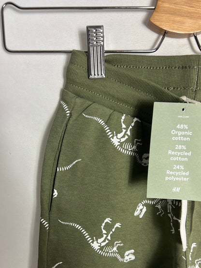 H&M. Bermudas verdes dinosaurios. T 5-6 años