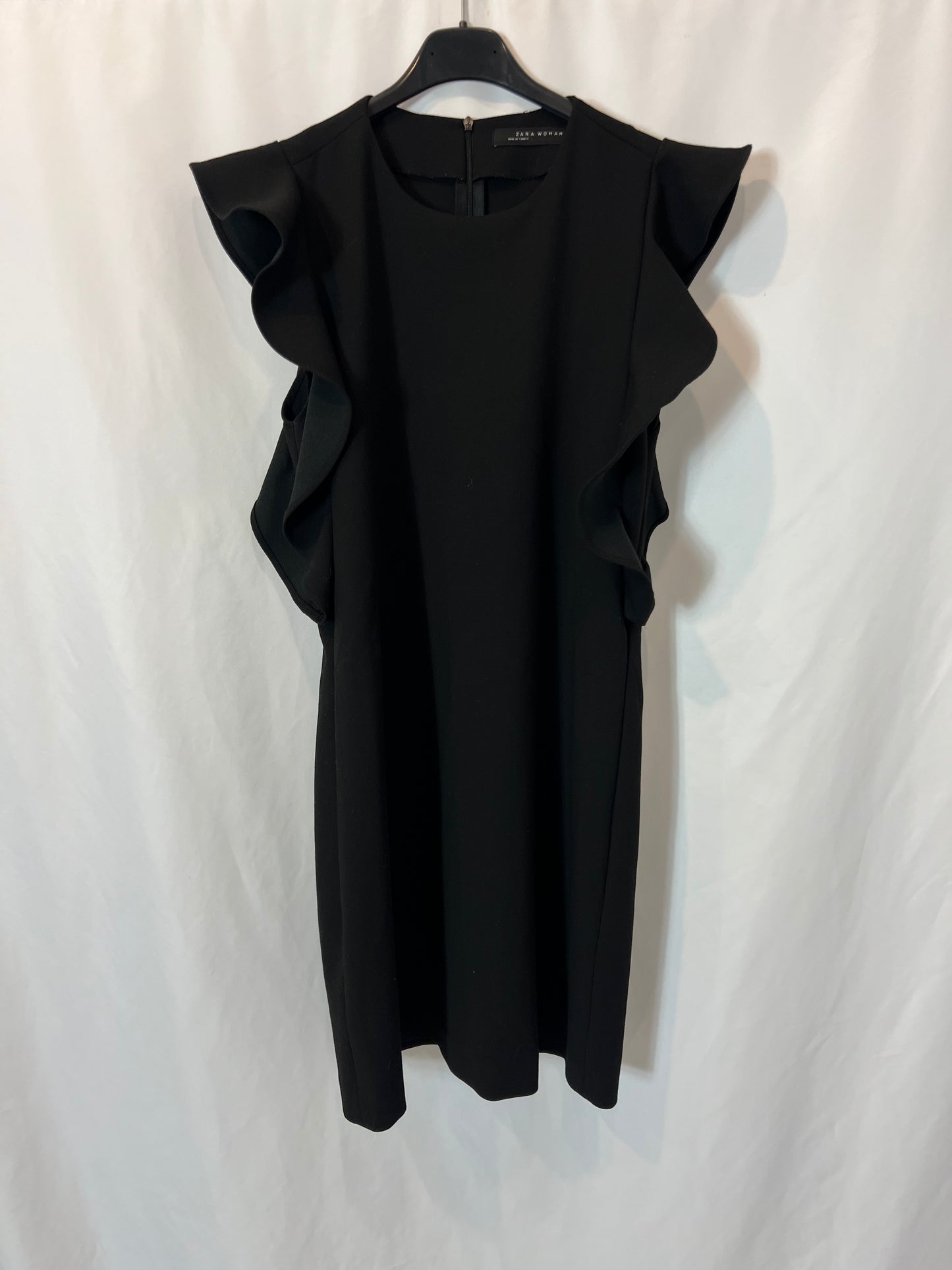 ZARA. Vestido corto negro detalle volantes. T S