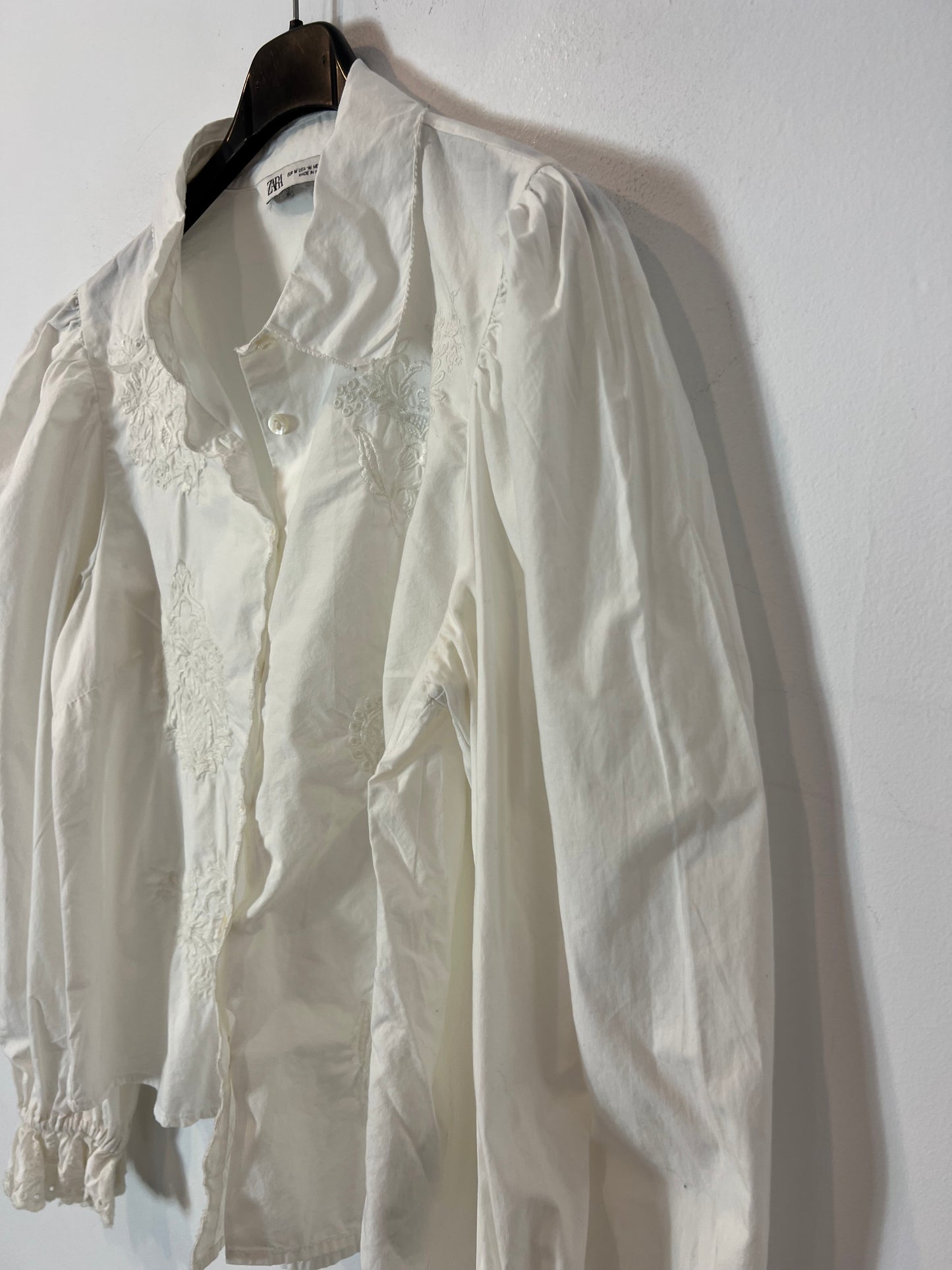 ZARA. Camisa blanca detalles bordado manga larga T.m