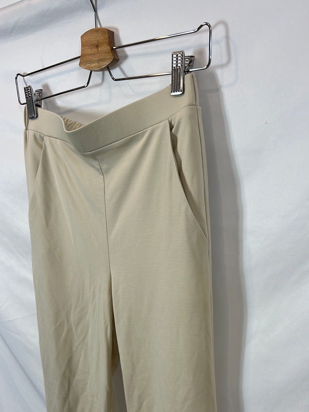 19.70. Pantalón beige fluido T.s/m