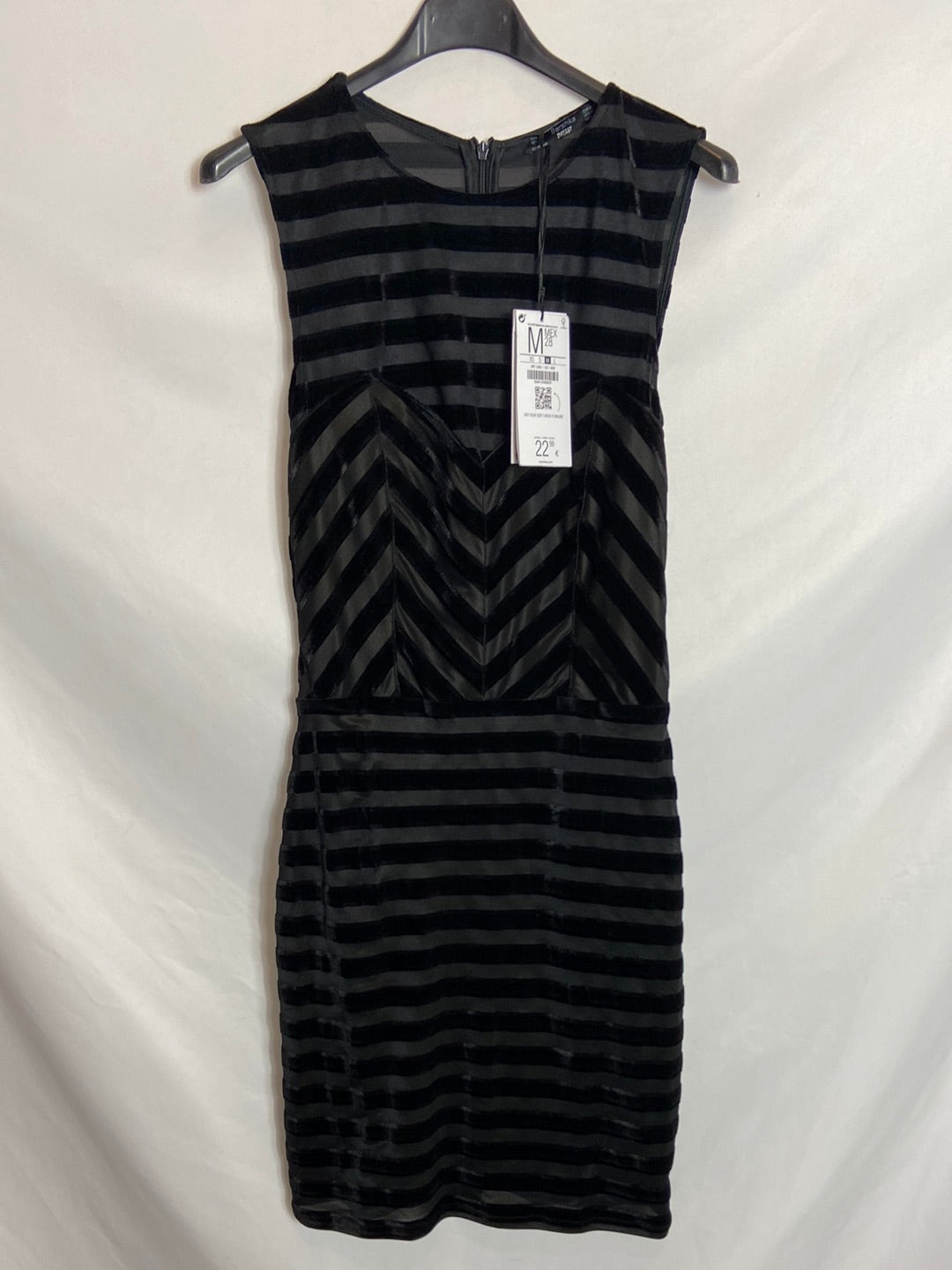 BERSHKA. Vestido negro doble textura T. M