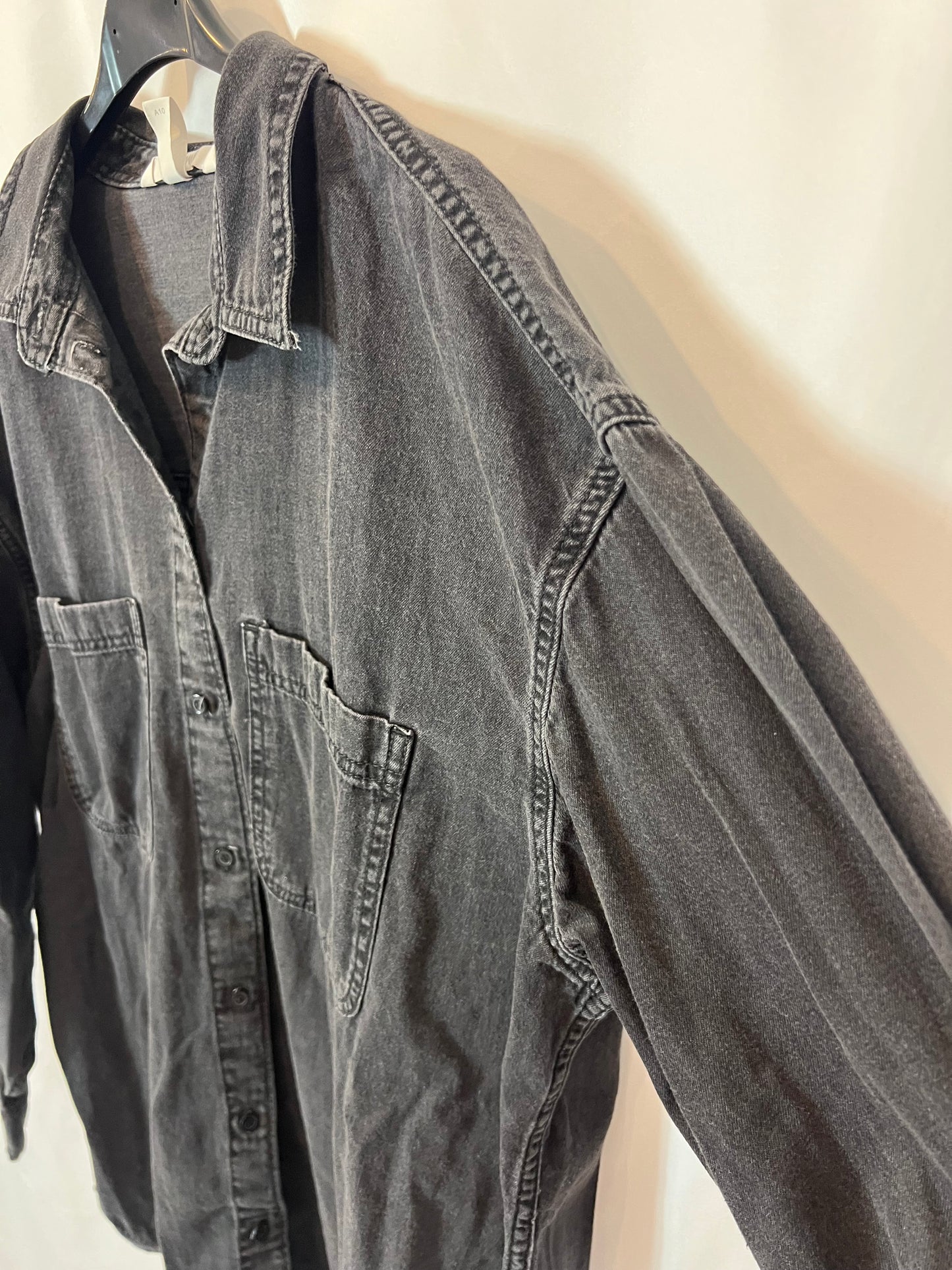 H&M. Camisa denim negra larga. T M