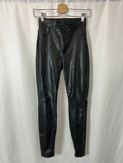 ZARA. Pantalón negro efecto piel aberturas. T XS