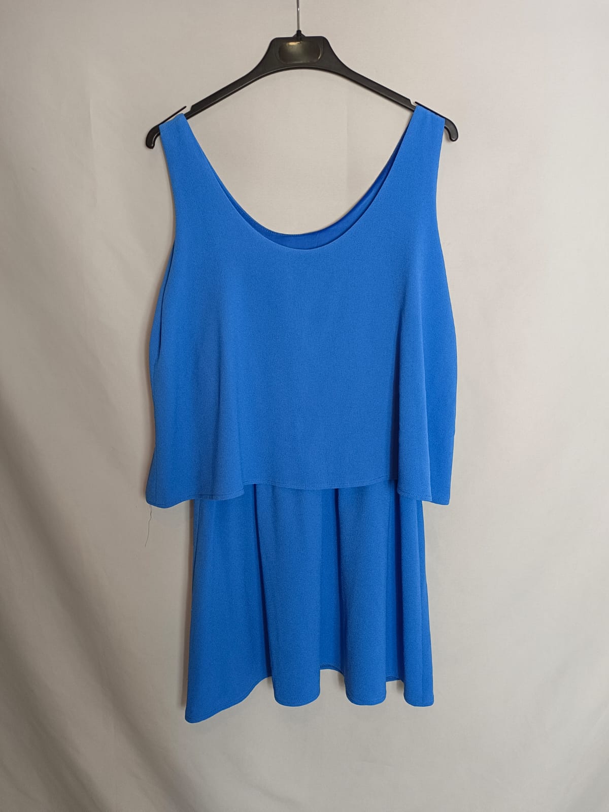 ESTE ES. Vestido corto azul volante T.s