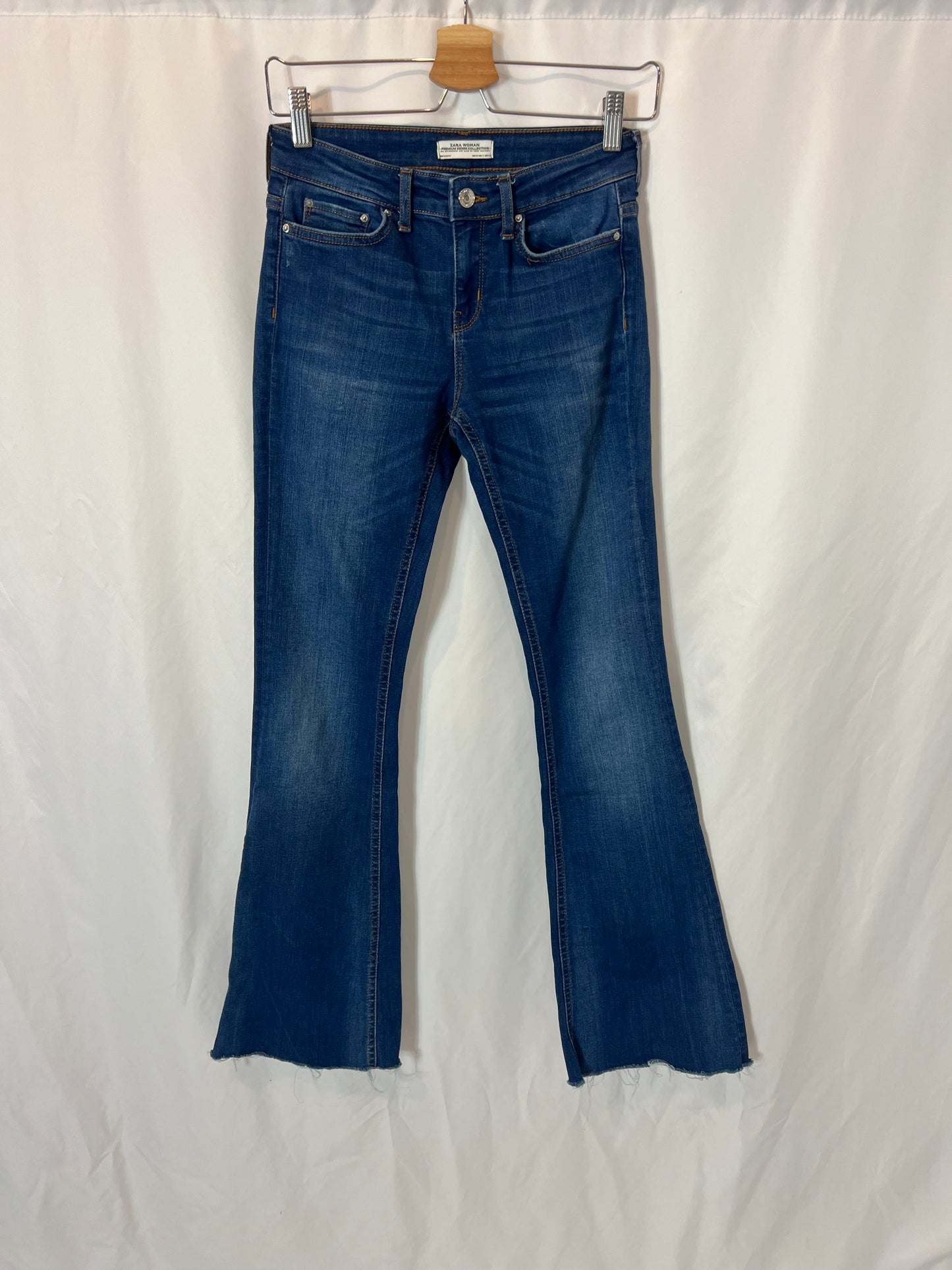 ZARA, Pantalón denim campana deshilachado T.34