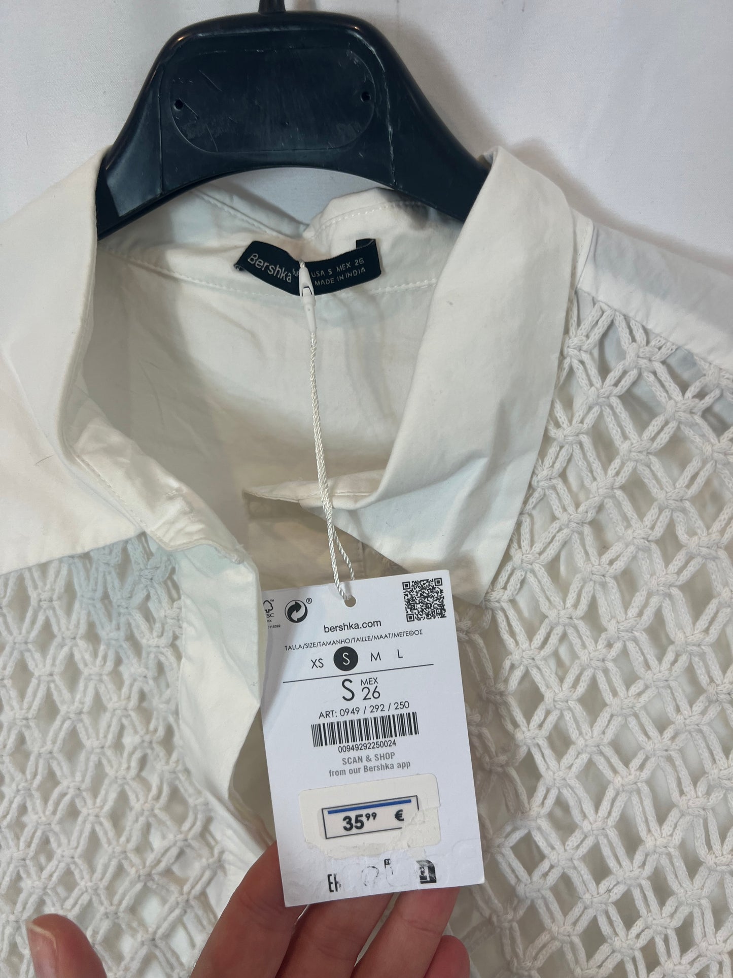 BERSHKA. Camisa crop blanca detalles. T S