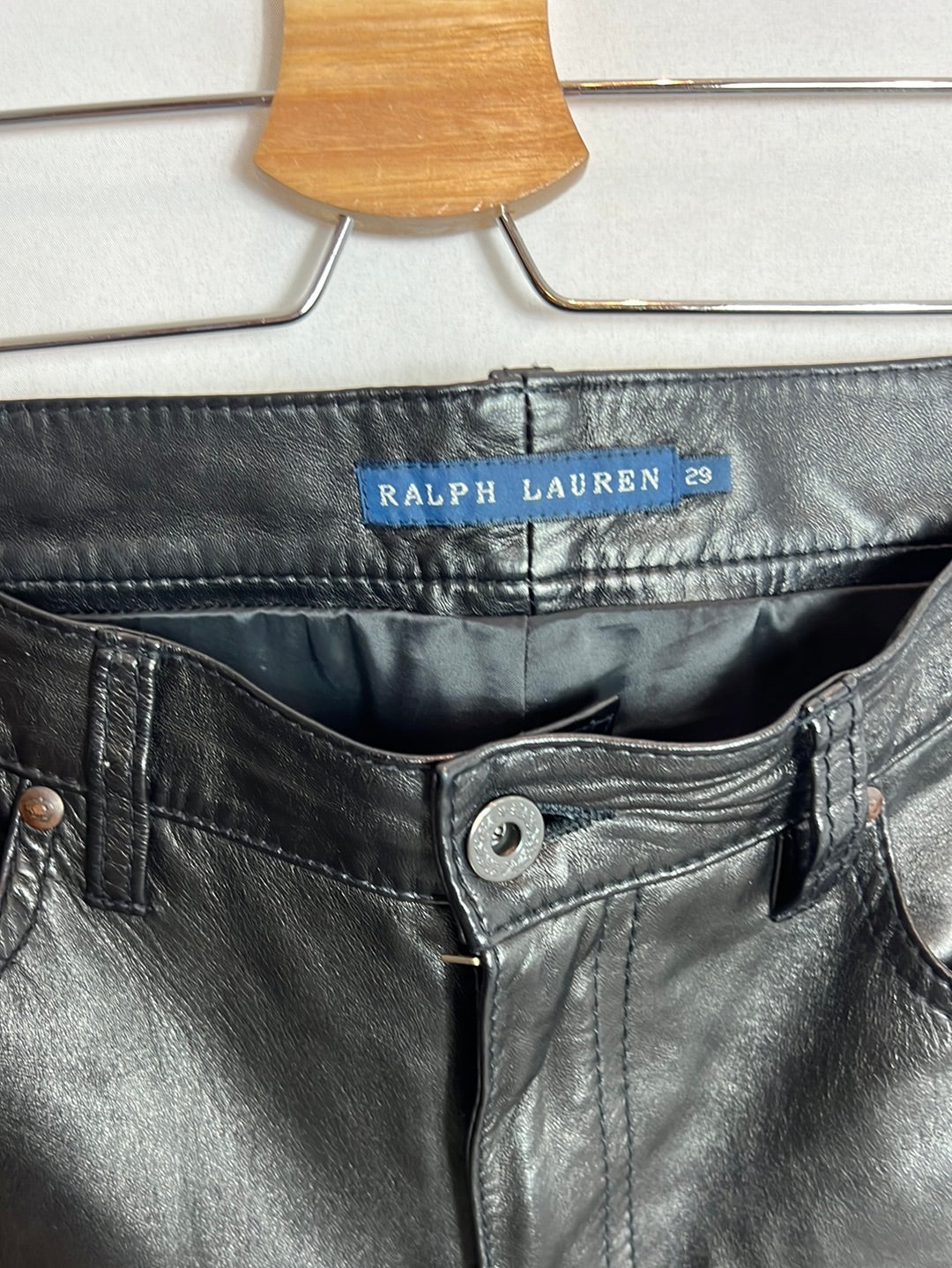 RALPH LAUREN. Pantalón negro piel costuras. T 29 (38)