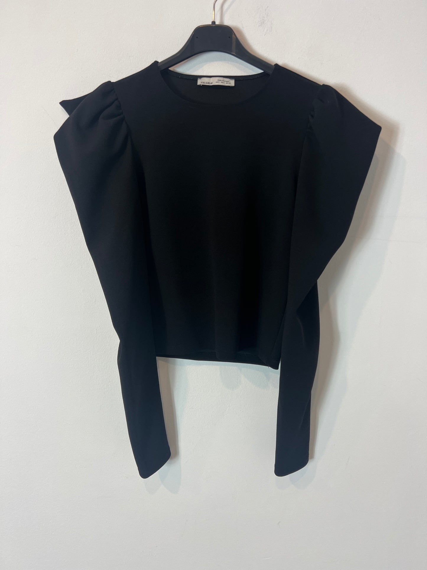 PULL&BEAR. Top negro detalle hombros. T S