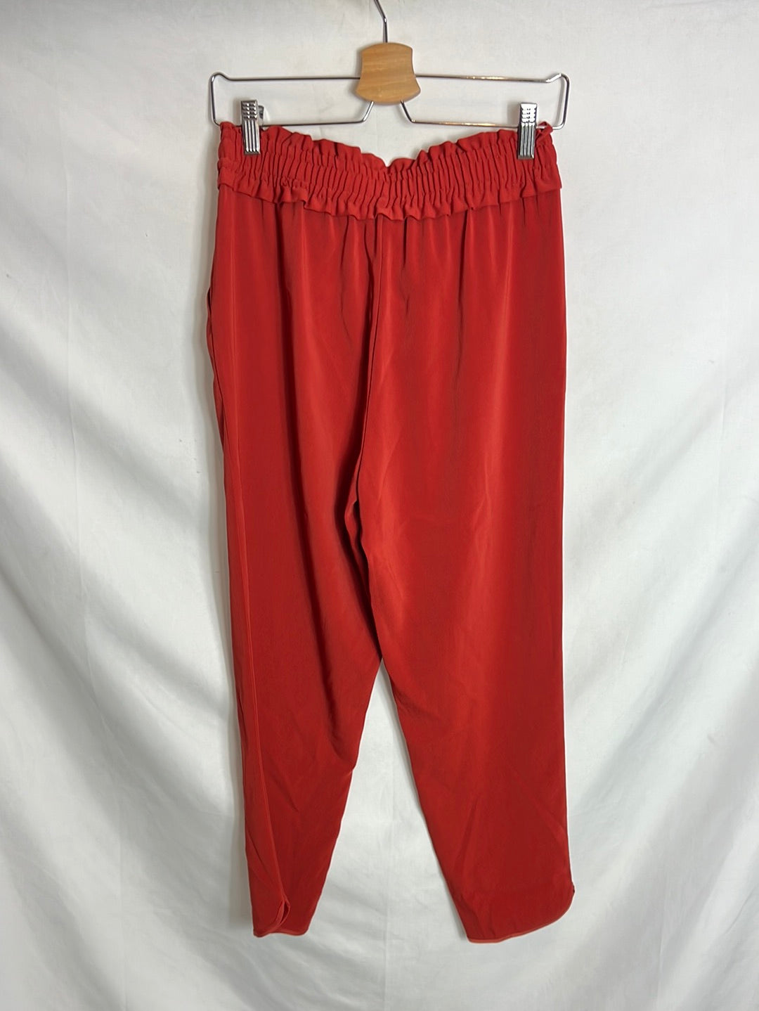 ZARA. Pantalón fluido rojo oscuro. T S