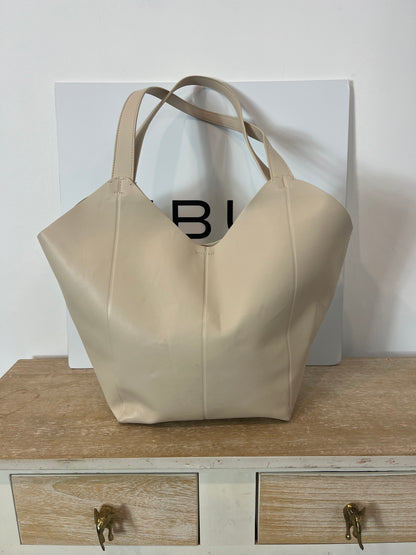 ZARA. Bolso shopper efecto piel beige