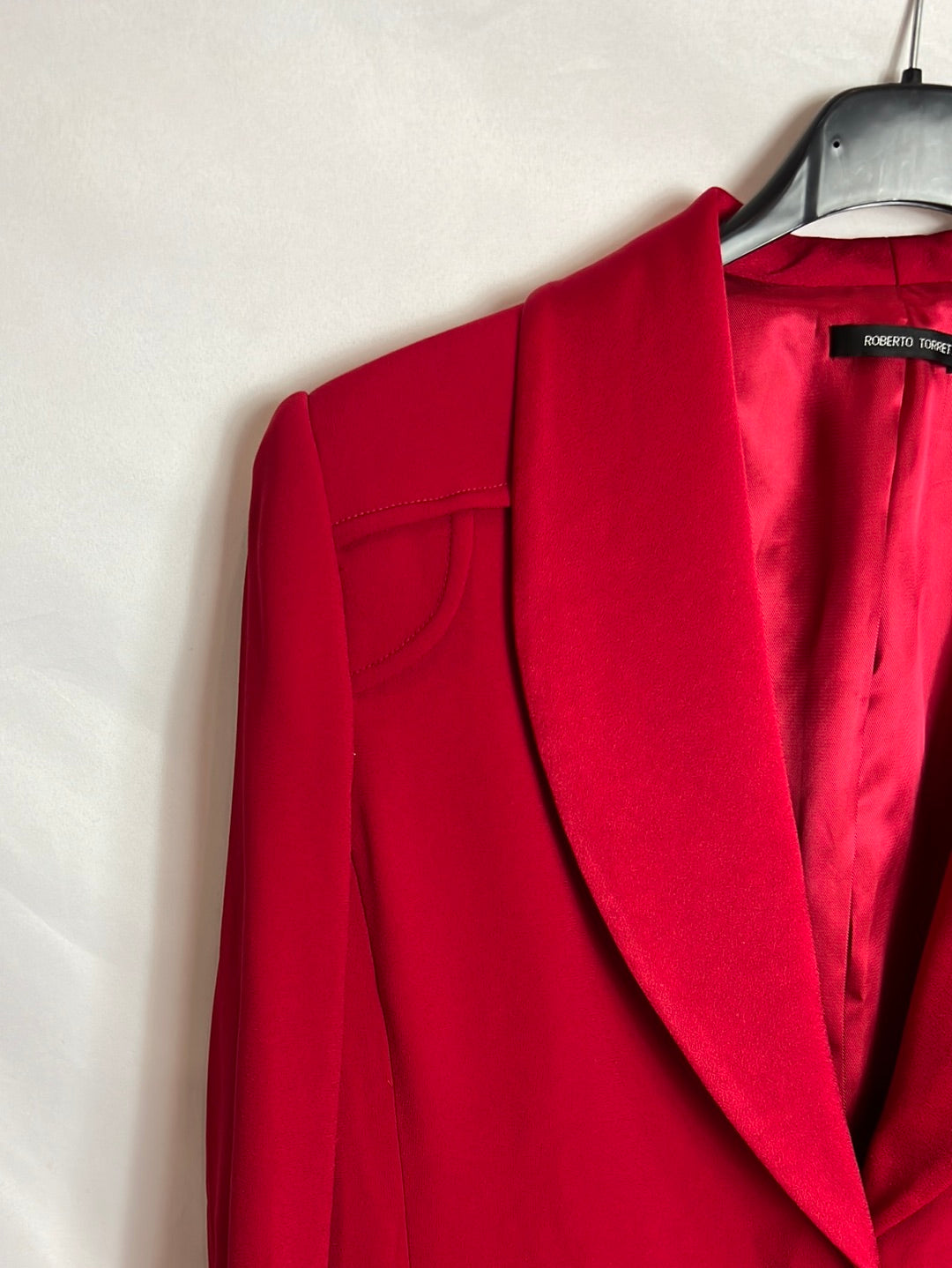 ROBERTO TORRETTA. Blazer roja hombreras solapa satinada. T 40