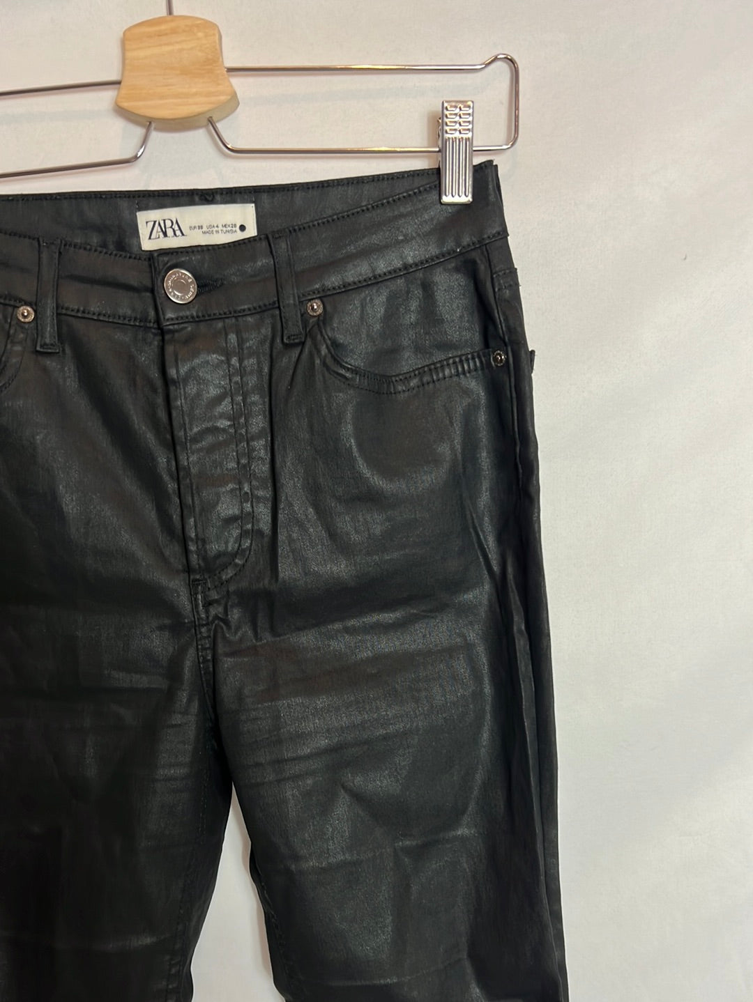 ZARA. Pantalón negro encerado T.36