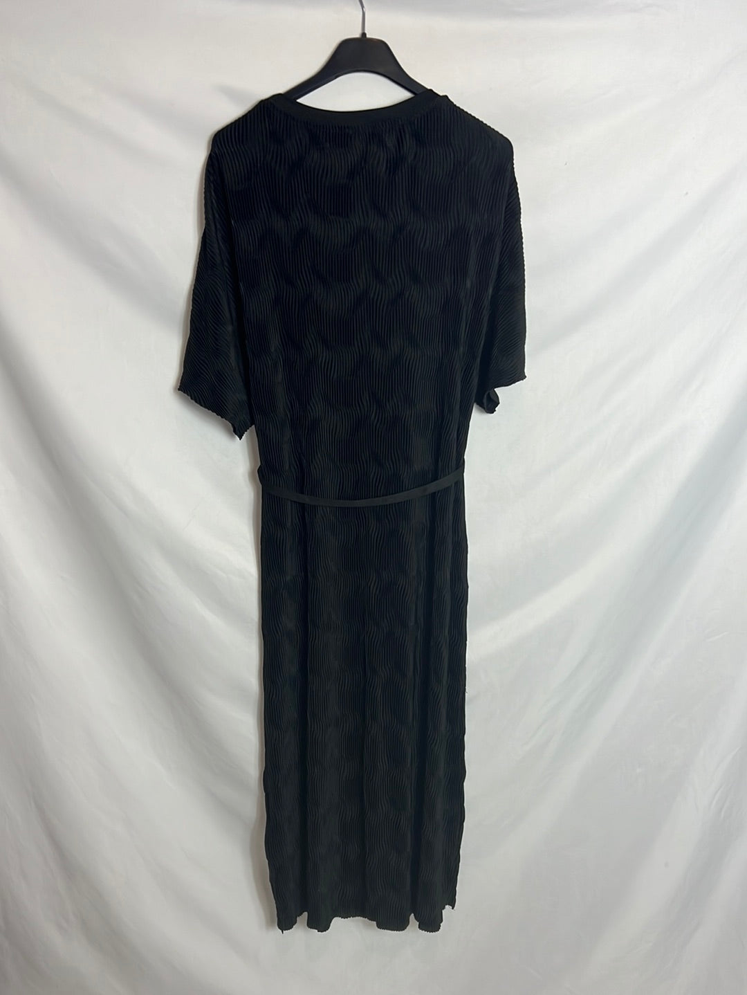 SFERA. Vestido midi negro textura. T L