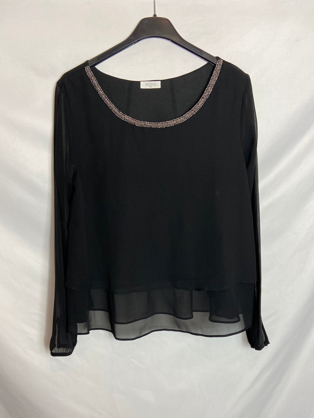 AMICHI. Blusa negra detalle pedrería T. M