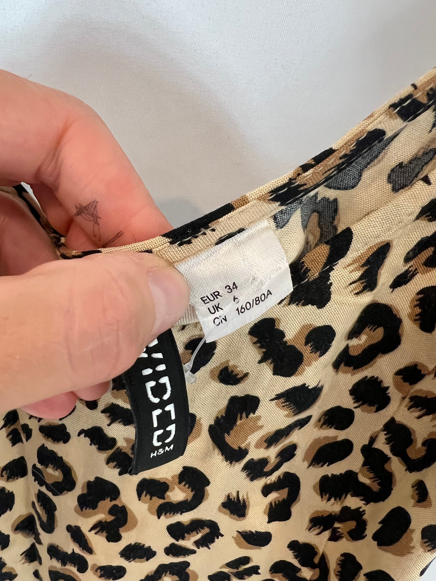 H&M. Vestido corto animal print T.34