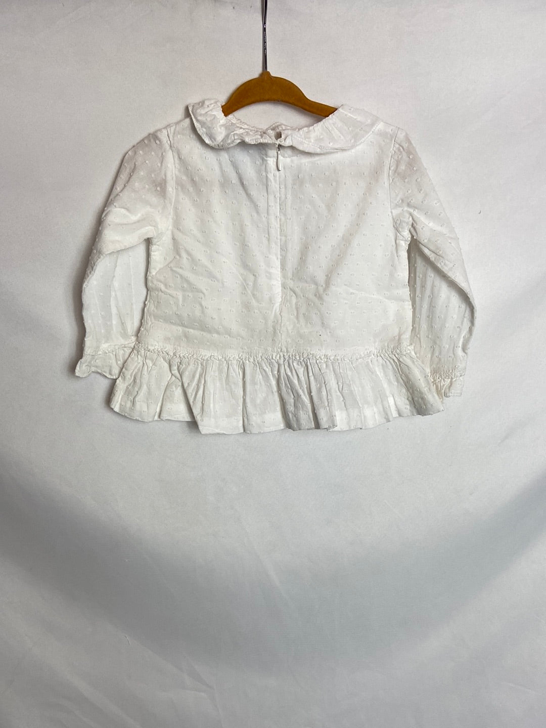 OTRAS. Blusa blanca plumeti volante. T 12 meses