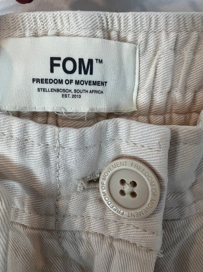 FREEDOM OF MOVEMNET. Pantalón beige fluido. T S