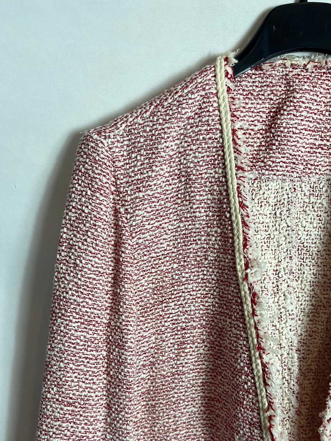 OTRAS. Chaqueta beige y roja tweed. TS