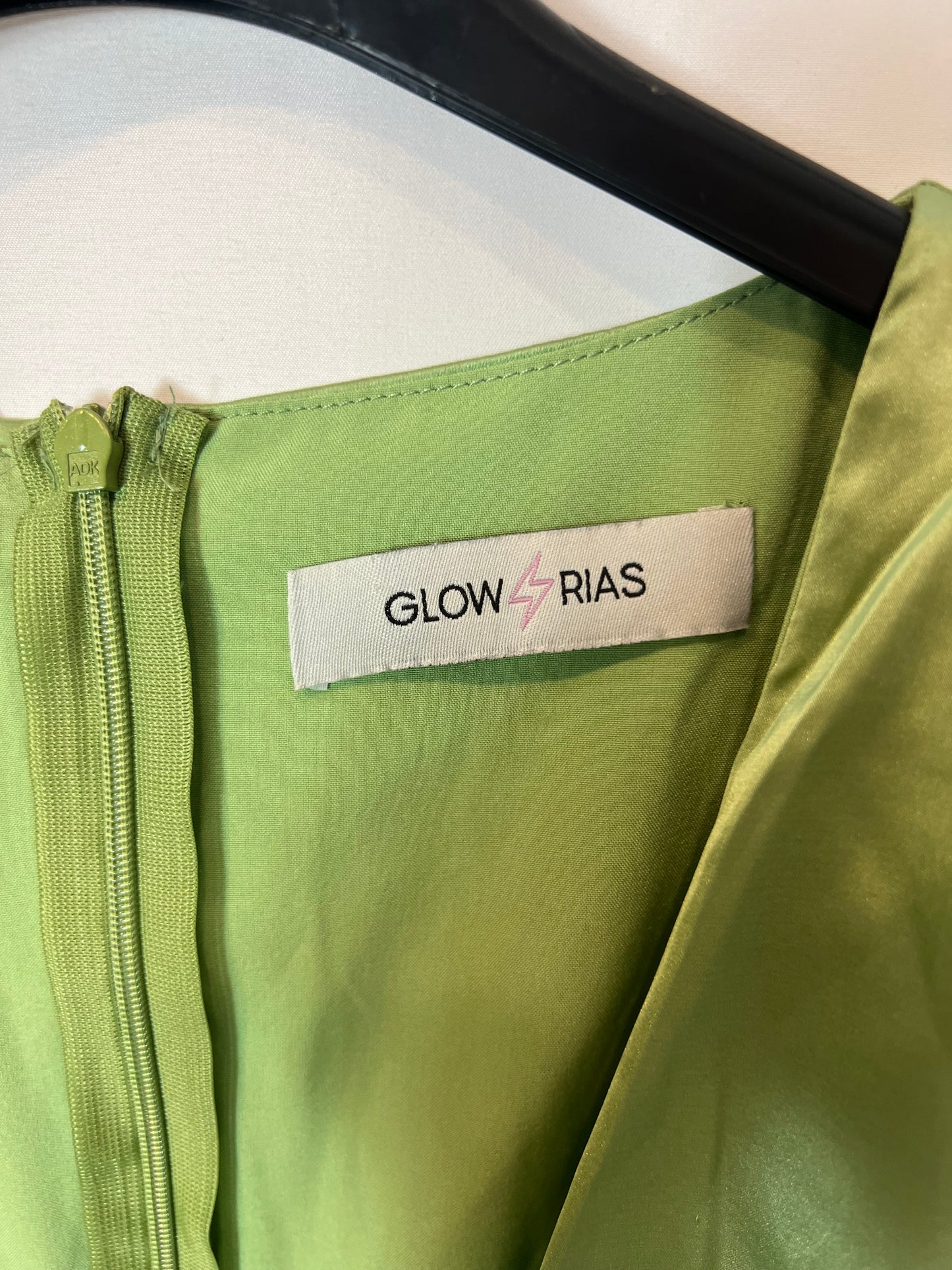 GLOWRIAS. Vestido corto verde satinado. T S