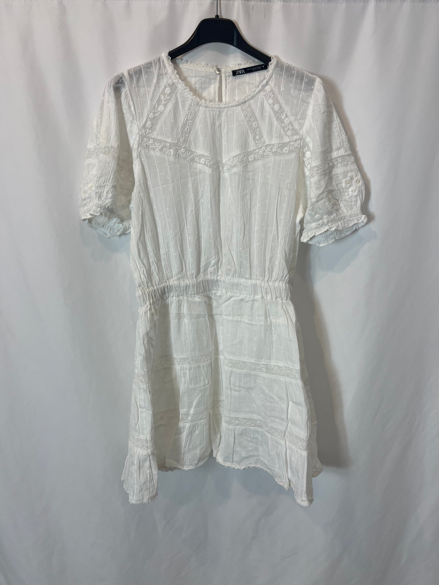 ZARA. Vestido blanco corto encajes  T M