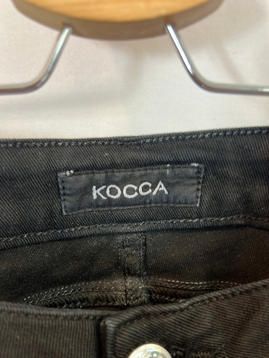 KOCCA. Pantalón  negro campana T.28(38)