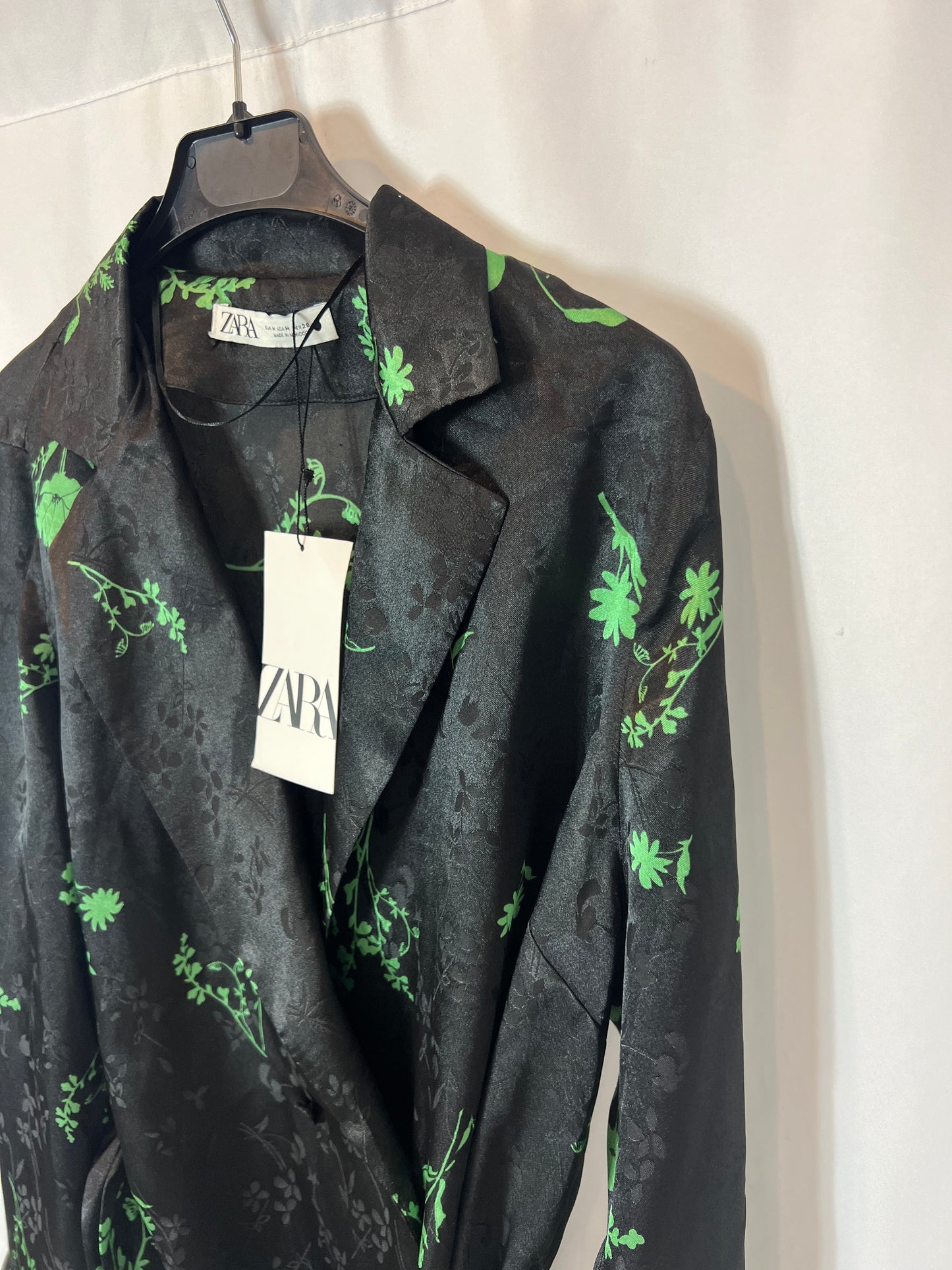 ZARA. Chaqueta satinada fluida estampado asiático. T M