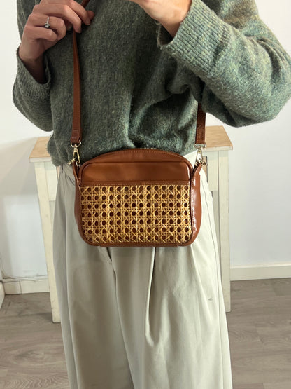 PETITE MENDIGOTE. Bolso piel camel troquelado