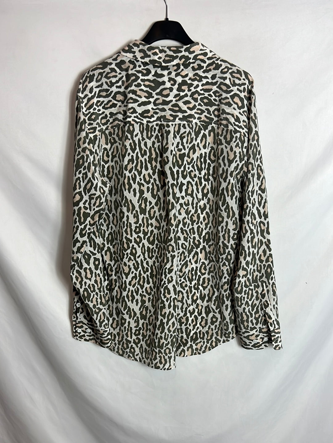 EQUIPMENT. Blusa seda animal print verde. T L (Tara)