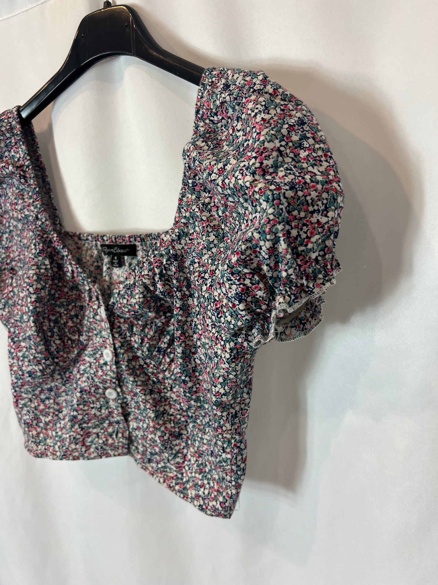 PAPER CLOSET. croptop flores abotonado T.xs