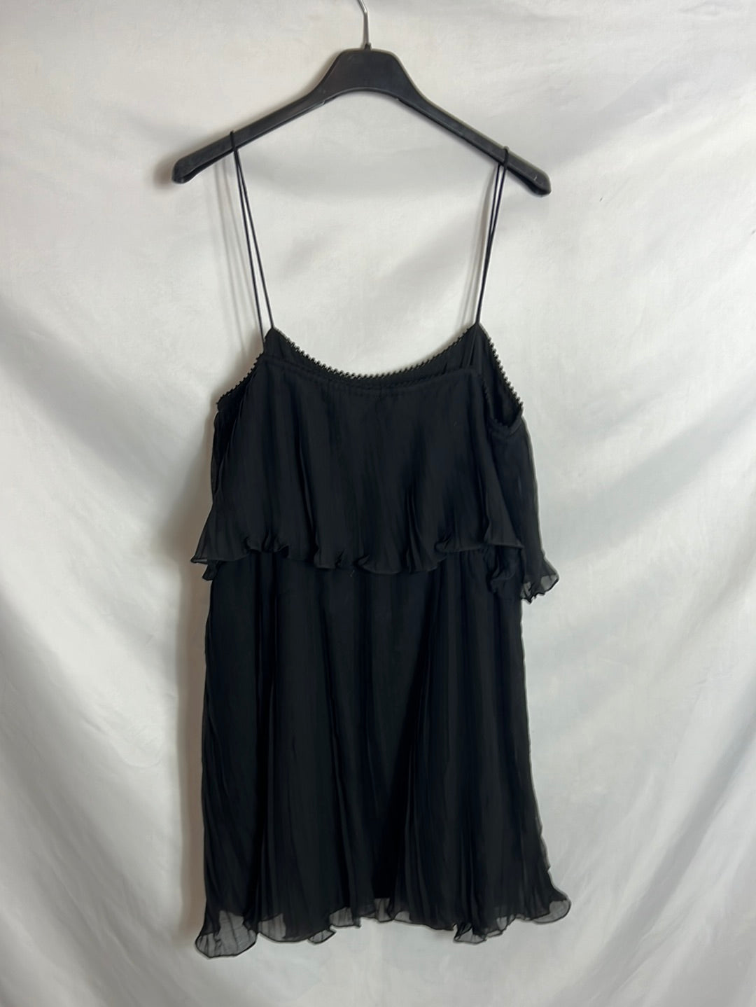 ZARA. Vestido corto negro volantes. T L