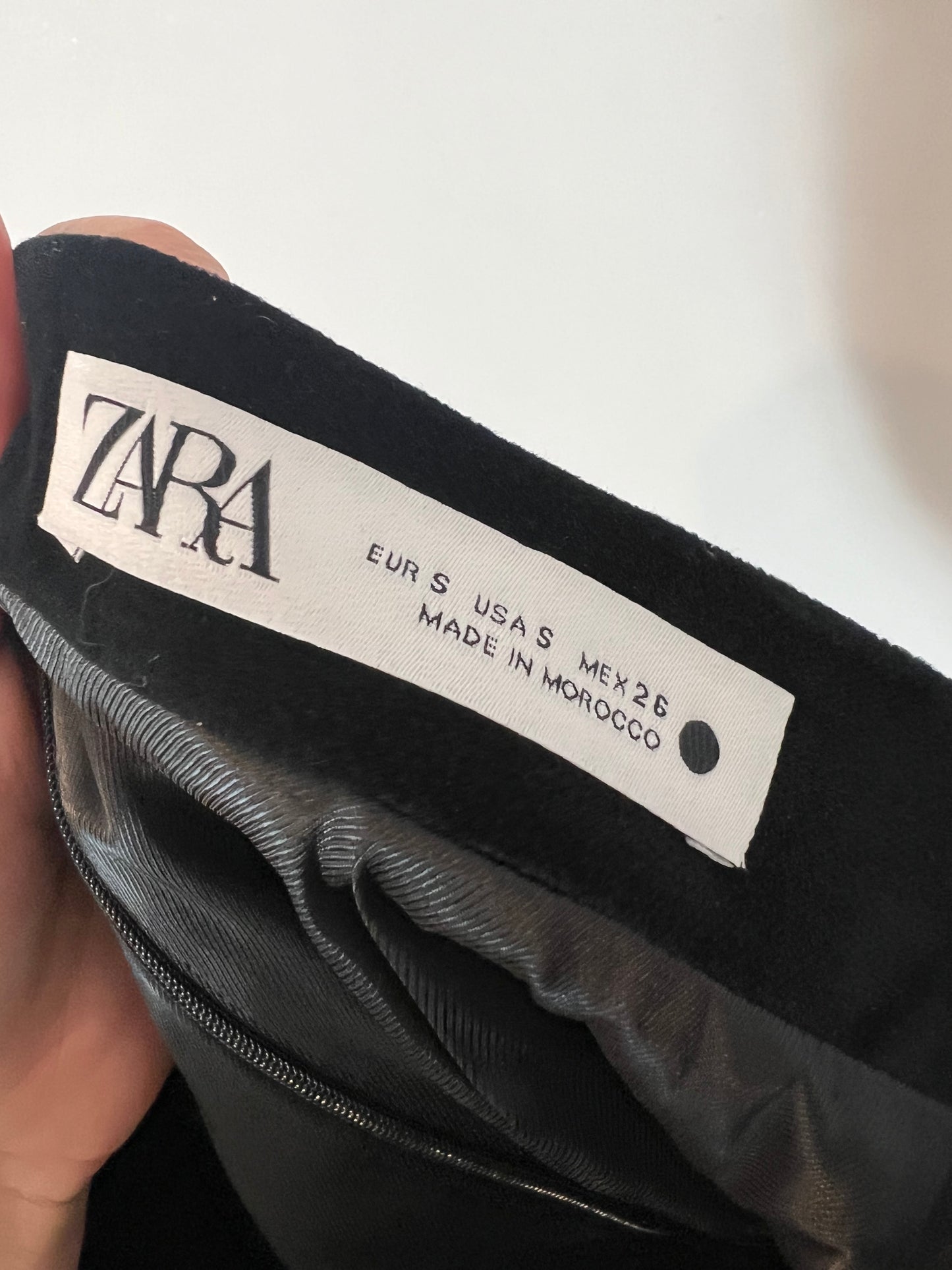 ZARA. Falda negra terciopelo  T.s