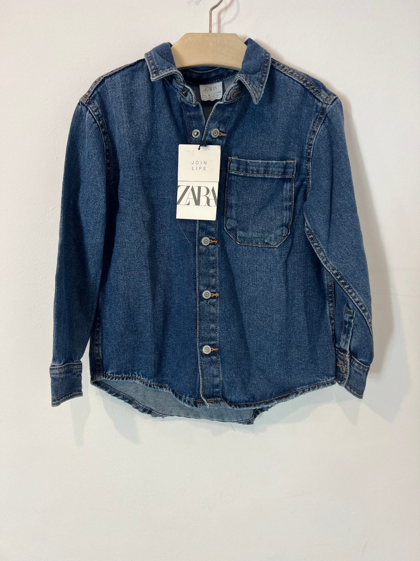 ZARA. Camisa denim bolsillo. T 6 años