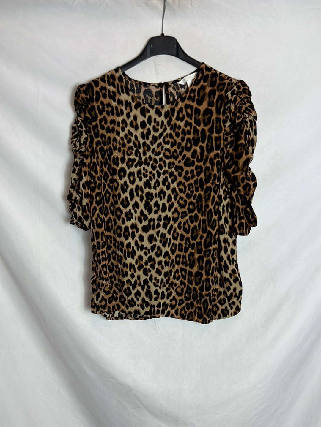 H&M. Blusa animal print manga fruncida. T 38