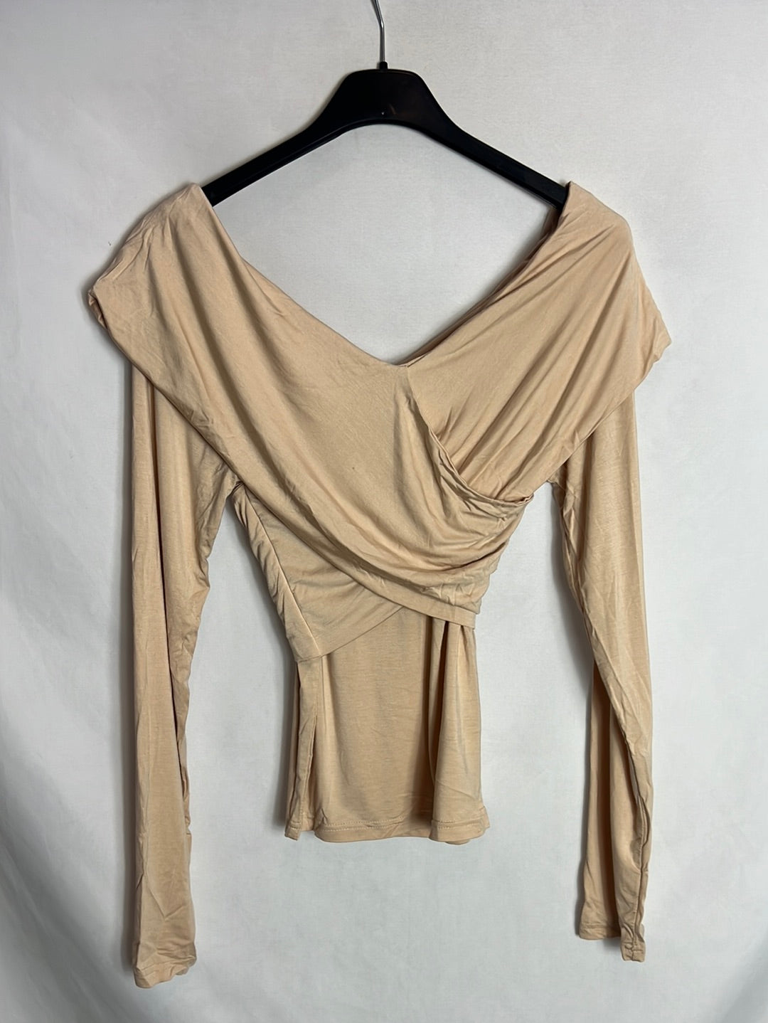 OTRAS. Top elastico beige escote cruzado. T S