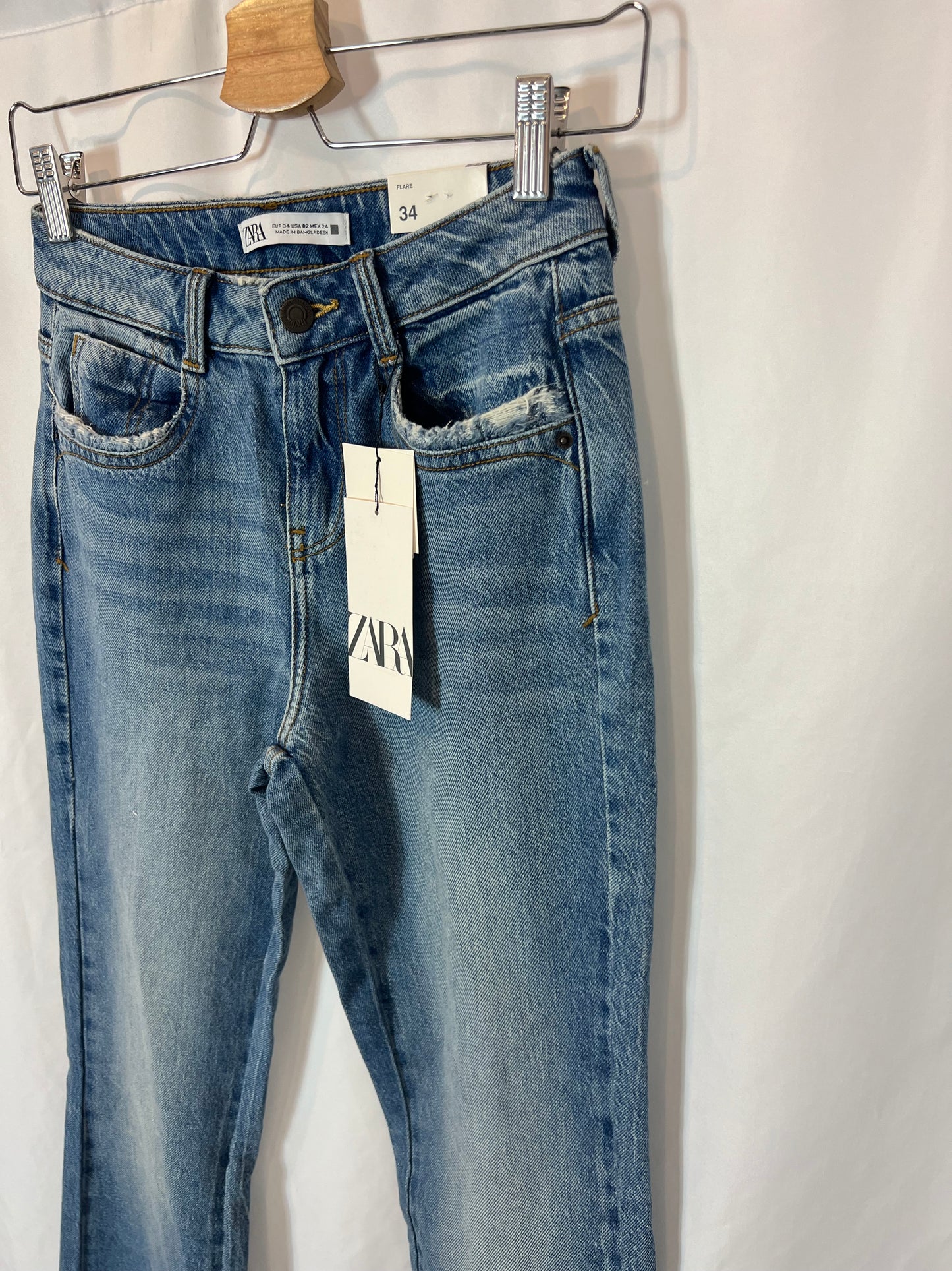 ZARA. Pantalón campana vaquero  T.34