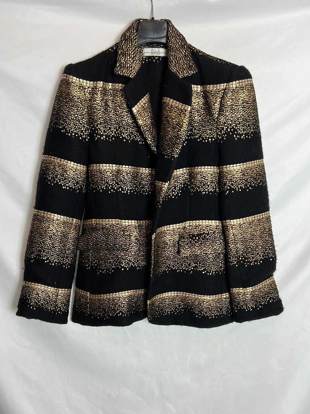 ELLA LUNA. Blazer negra detalles en dorado. T M