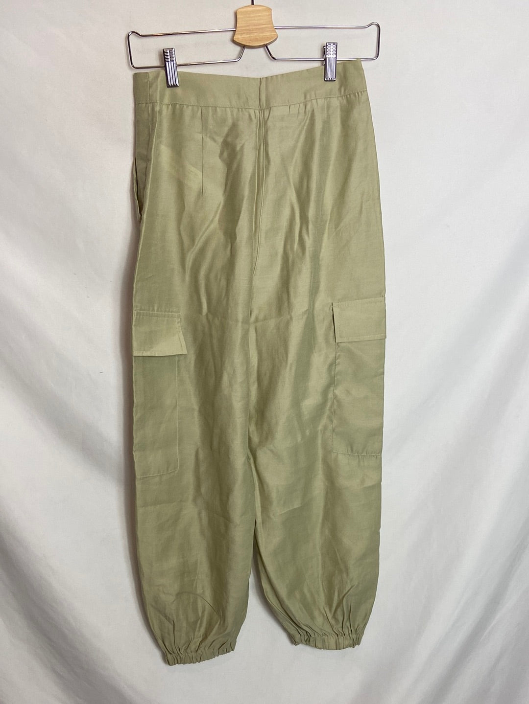 ZARA. Pantalón cargo beige  T.XS