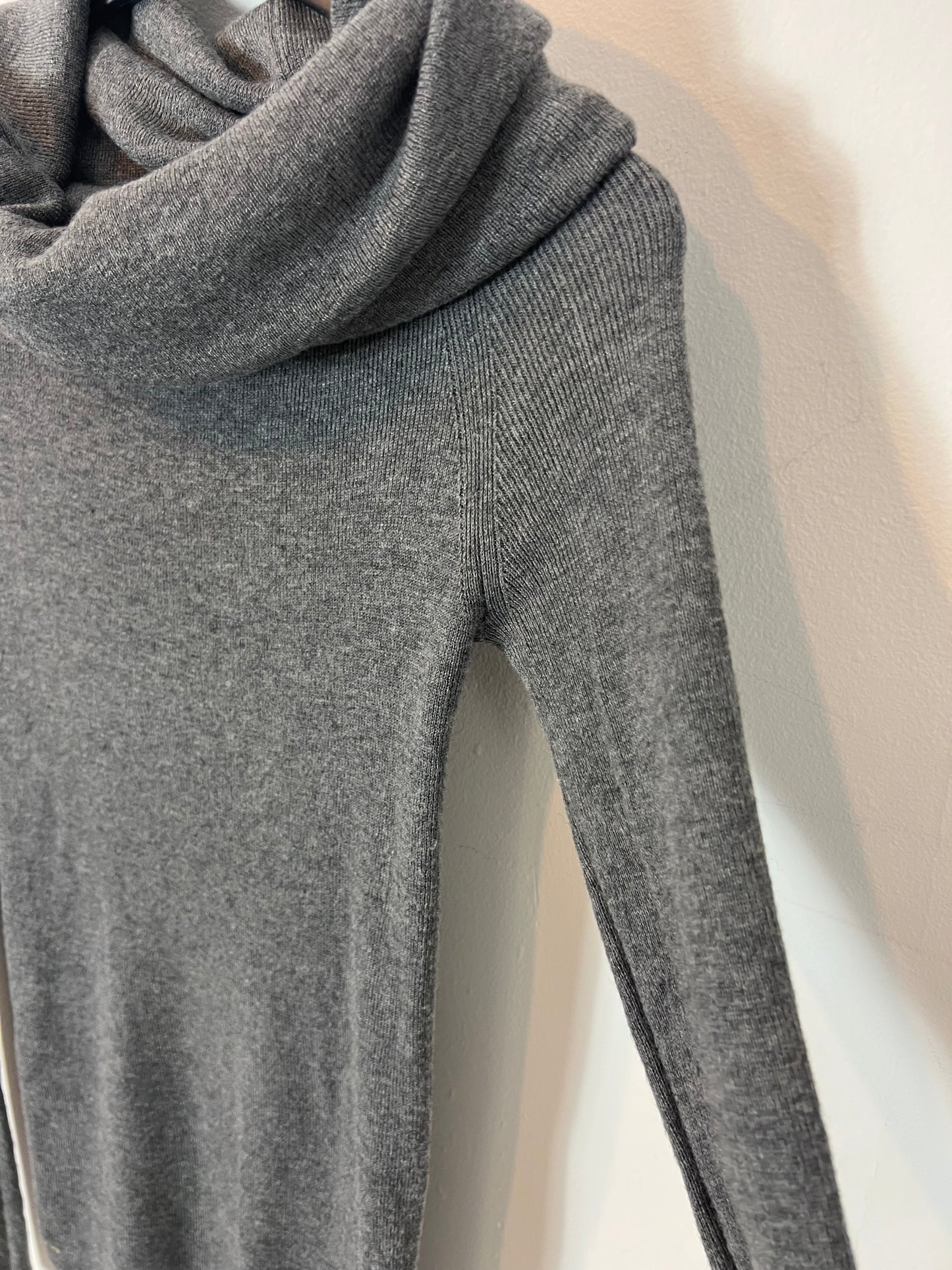 ZARA. Jersey gris cuello fluido T.s