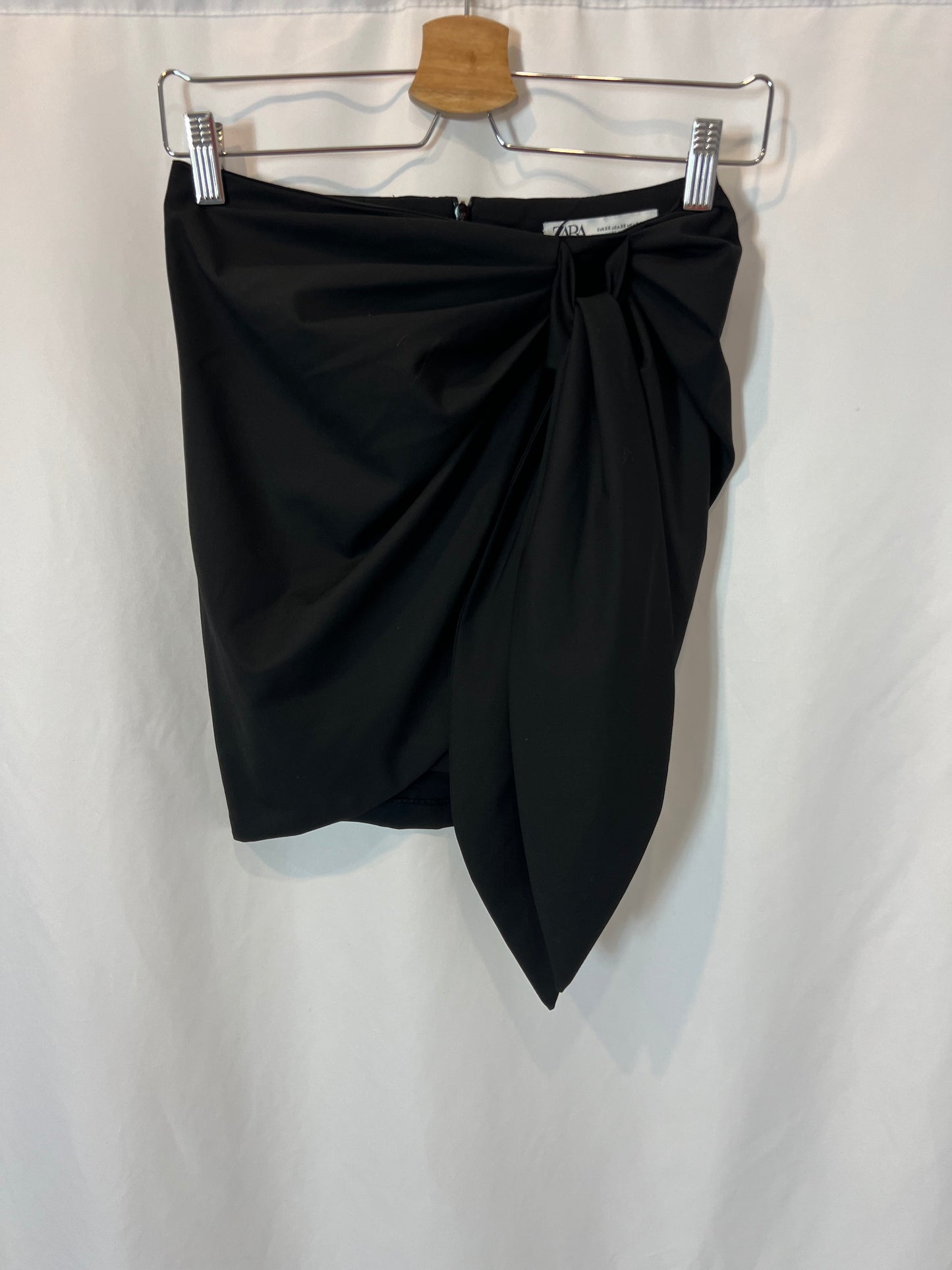 ZARA. Falda negra detalle nudo. T XS